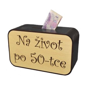 Dřevěná pokladnička s nápisem - Na život po 50-tce